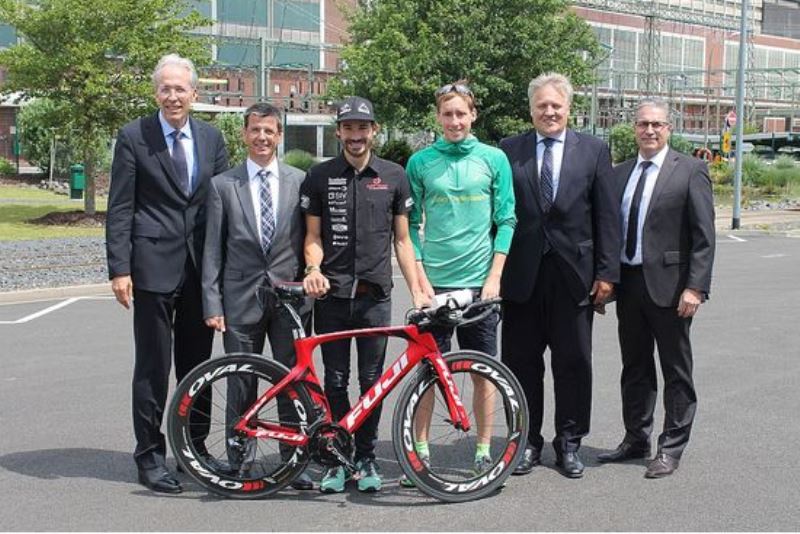 Jens Bröker, Geschäftsführer der Entwicklungsgesellschaft indeland GmbH, Dr. Lars Kulik, Leiter Braunkohleplanung und -ausrichtung der RWE Power AG, Simon Jung (Triathlet), Yannic Stollenwerk (Triathlet), Aufsichtsratsvorsitzende der Entwicklungsgesellschaft indeland GmbH, Landrat Wolfgang Spelthahn und Dirk Hürtgen, Sparkasse Düren.