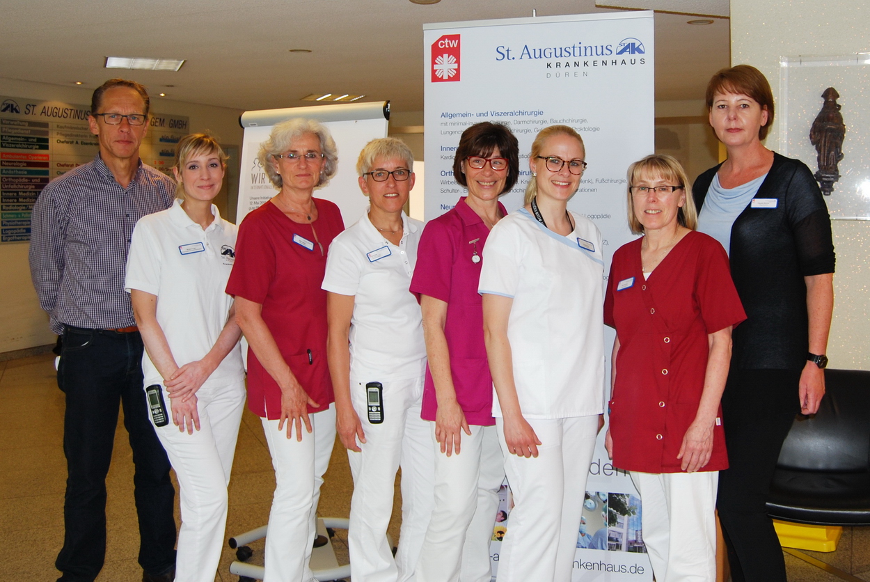 Foto: v.l.n.r.: Roland Breuer, Stellv. Pflegedirektor, Miriam Frings, Fachschwester für Krankenhaushygiene und Infektionsprävention, Ellen Gabler, Altenpflegerin, Maria Becker, Ltd. Fachschwester für Krankenhaushygiene und Infektionsprävention, Ursula Polinski, Diabetesberaterin DDG, Sonja Schulz, Wundexpertin ICW, Gabriele Prescher, Pflegedienstleitung Hospiz, Claudia Blecher, Pflegedirektorin St. Augustinus Krankenhaus