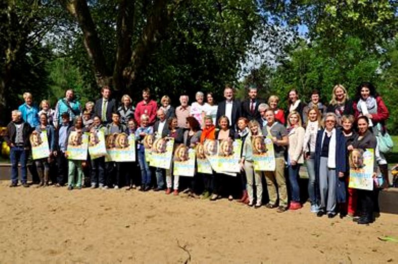 Groß ist die Reihe der Vertreterinnen und Vertreter der Einrichtungen und Vereine, die das vom Jugendamt der Stadt Düren organisierte Kinderkulturfest zu einem Höhepunkt im Veranstaltungsjahr für Kinder werden lassen.