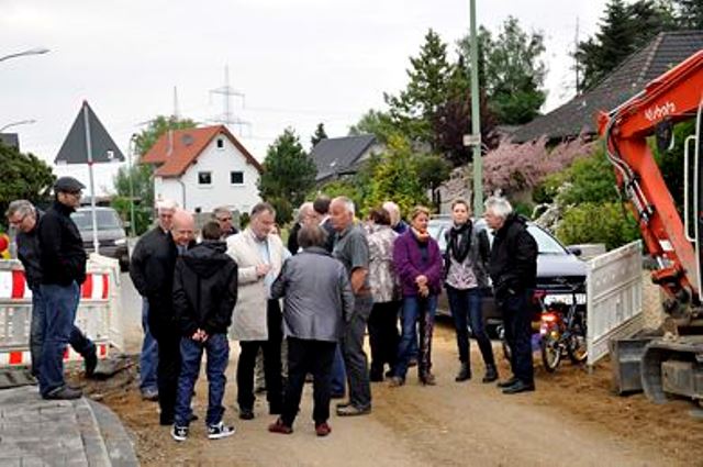 Zahlreiche Anwohner begleiteten Bürgermeister Paul Larue auf seinem Rundgang durch Arnoldsweiler.