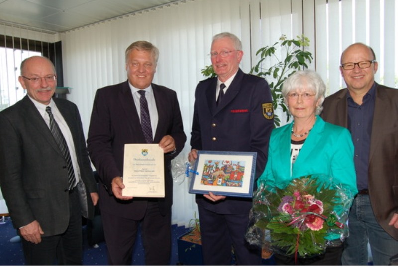 Mit dem Erreichen der Altersgrenze ist Franz-Josef Herkenrath aus dem Amt des Kreis-brandmeisters ausgeschieden. Landrat Wolfgang Spelthahn, Dezernent Peter Kaptain (l.) und Amtsleiter Ralf Butz (r.) dankten ihm für seinen ehrenamtlichen Einsatz. Ihm und seiner Frau Hannelore wünschten sie alles Gute für die Zukunft. 