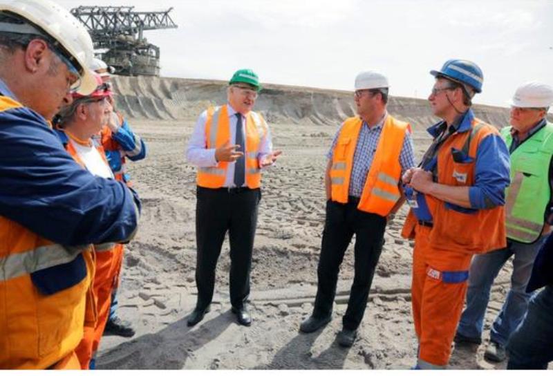 Im Tagebau Hambach versicherte Landrat Wolfgang Spelthahn den Beschäftigten, sich weiterhin für den Braunkohlenbergbau und den Erhalt der Arbeitsplätze im Kreis Düren und der Region einzusetzen. 