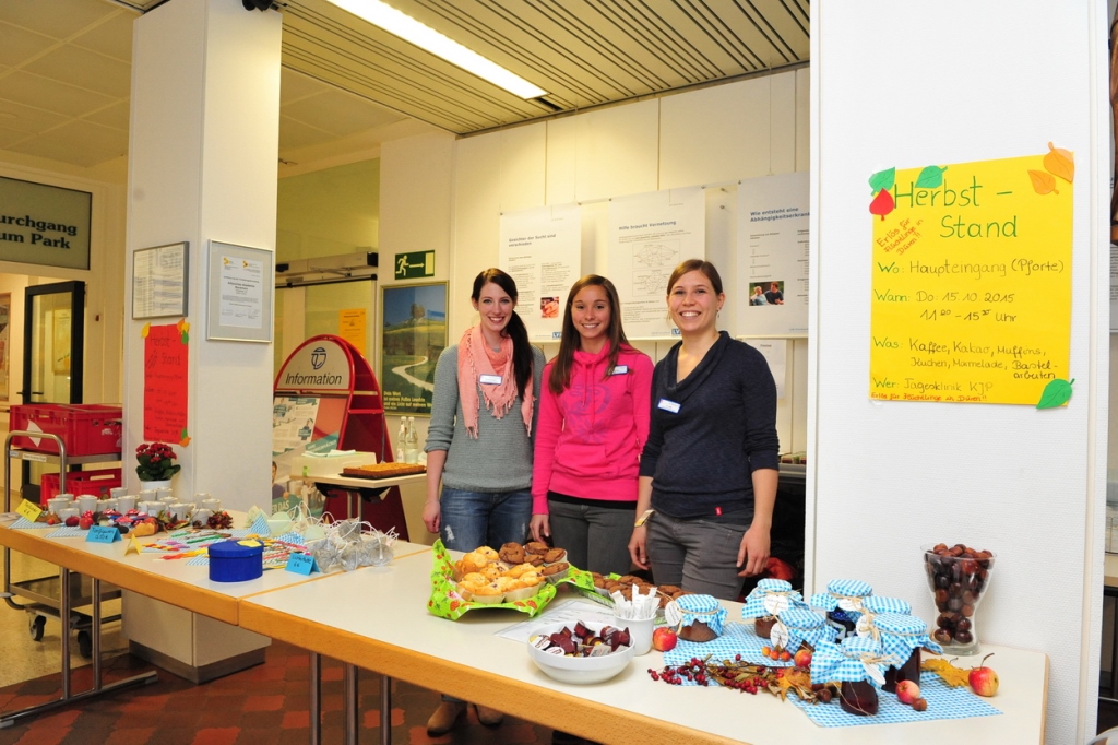 Foto (© K. Erdem): Annika Theis (li.) und Franziska Jöst (re.; Ergotherapeutinnen der Abteilung für Kinder- und Jugendpsychiatrie St. Marien-Hospital), unterstützt von Kristina Pauly (Bildmitte; Ergotherapeutin in Ausbildung) und anderen Mitarbeitern der Tagesklinik, die im Hintergrund beteiligt waren