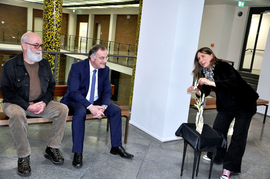 Foto: Sarah Schiffer und Pit Goertz stecken mit ihrer Begeisterung für das Papier-theater auch Bürgermeister Paul Larue an.