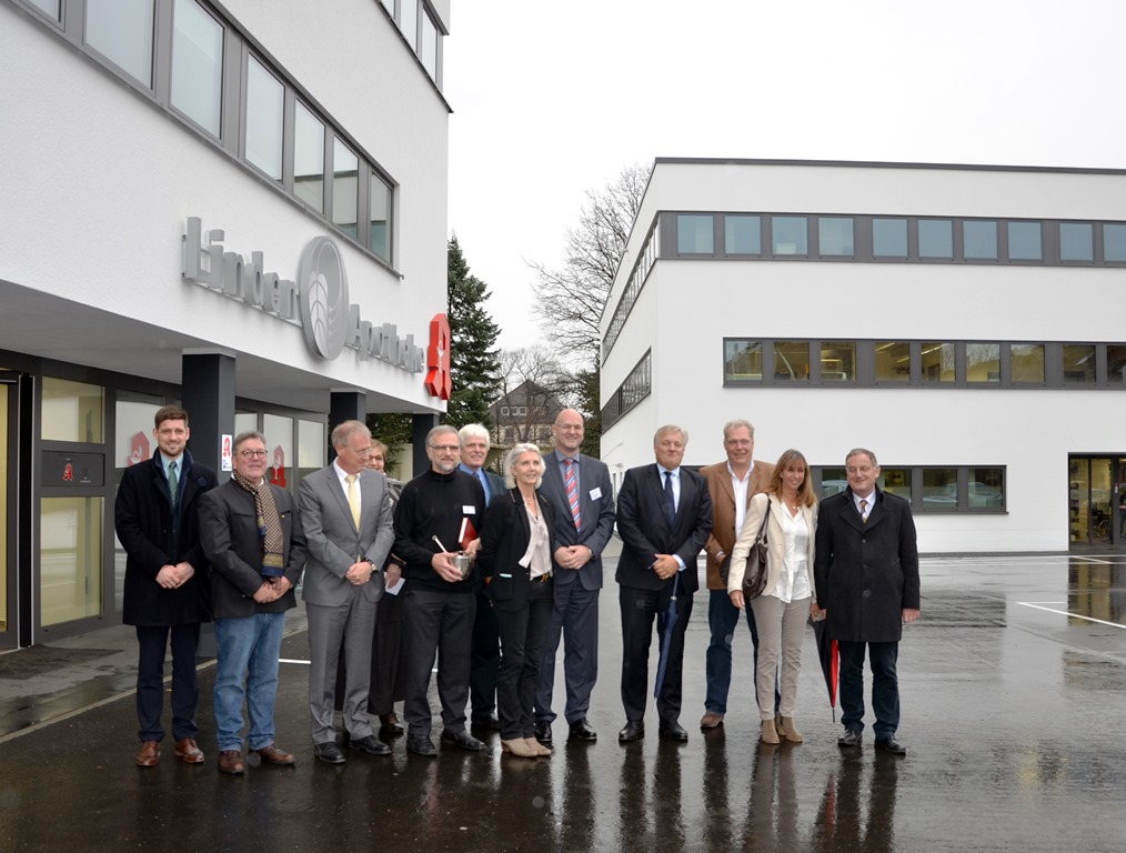 Die Verantwortlichen des Krankenhauses Düren und der neuen Ärztehäuser feierten mit zahlreichen Gästen die Einweihung, die von den Krankenhausseelsorgern Lars Goebel und Irene Weyer vorgenommen wurde.