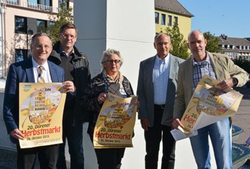 (v.l.) Bürgermeister Paul Larue, Achim Greiff (Stadt Düren), Roswitha Breuer (Verband Reisender Schausteller), Frank Blumenthal (Stadt Düren), Hans Bert Cremer (Verband Reisender Schausteller)