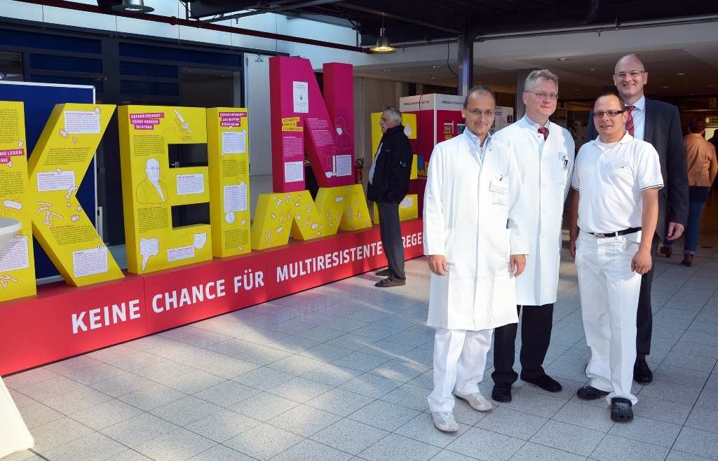 Dr. Bernhard Heising (l.) und Stefan Horbach (2.v.r.)  vom Zentrum für Infektiologie und Krankenhaushygiene eröffneten mit dem Ärztlichen Direktor Prof. Stefan Schröder (2.v.l.) und Geschäftsführer Dr. Gereon Blum die Ausstellung „Keine Keime“. Foto: Krankenhaus Düren zur honorarfreien Veröffentlichung