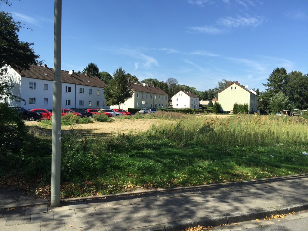 Auf dieser Brachfläche an der Frauenrather Straße in Aldenhoven soll bald ein Neubau entstehen, der insbesondere den verstärkten Bedarf an altengerechtem Wohnen unterstützt. Gleichzeitig soll damit eine Belebung und Aufwertung des Wohnumfeldes angestoßen werden.