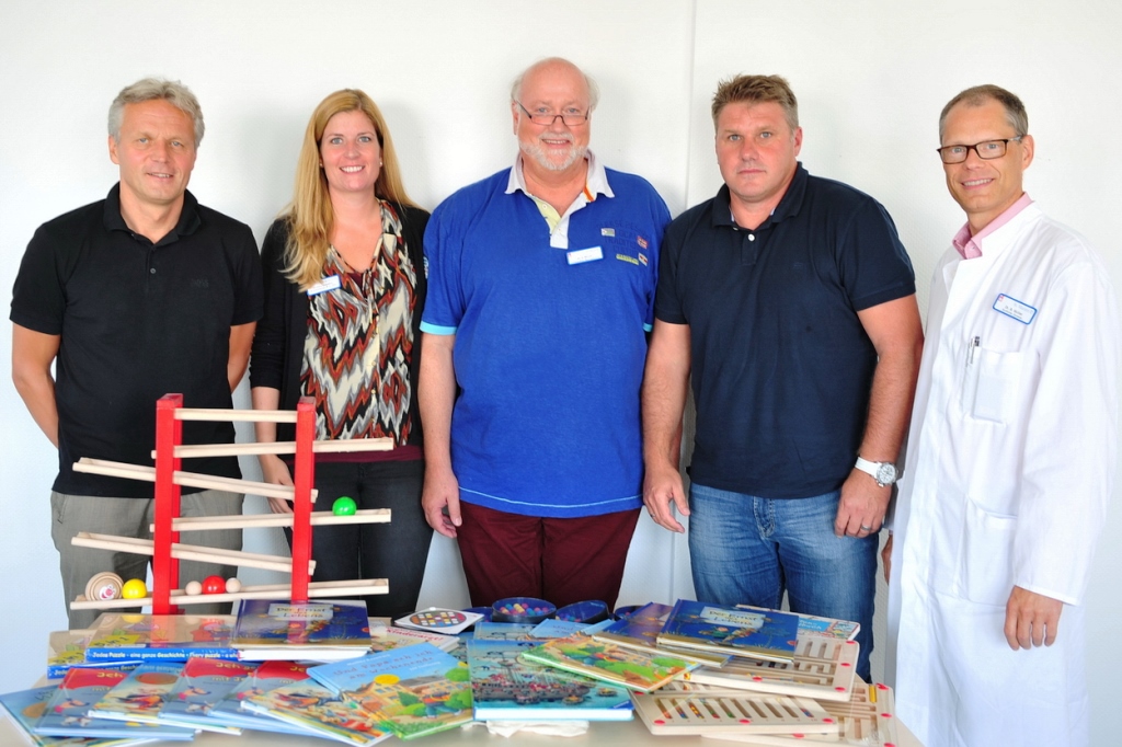 Foto (© K. Erdem) v.l.: Marcel Witeczek (AOK-Sportreferent), Christina Metzelthin (Sozialarbeiterin M.A.), Dr. med. Dirk Mundt (Chefarzt Sozialpädiatrisches Zentrum), Michael Klinkert (AOK-Sportreferent) und Dr. med. Bodo Müller (Chefarzt der Kinder- und Jugendpsychiatrie)