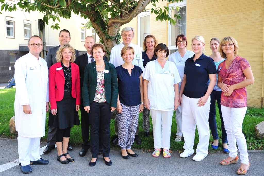 Foto (© K. Erdem): Strahlende Gesichter nach der Verkündung der erfolgreichen Zertifizierung – v.l. Oberarzt Andreas Pieper (Facharzt für Innere Medizin, klinische Geriatrie, leitender Geriater), Jens Hauschild (kfm. Direktor), Nadja Trowski-Muckenheim (Pflegedirektorin), Stefan Leiendecker (Auditor der Zertifizierungsgesellschaft), Eva Graf-Dawo (leitende Auditorin der Zertifizierungsgesellschaft), Nicole Rouw-Brunschoen (Küchenleitern, Ernährungsberaterin), Dr. med. Rudolf Harlacher (Facharzt für Innere Medizin, klinische Geriatrie, leitender Geriater), Angelika Matte, (hygienebeauftragte Ärztin/Medizincontrollerin), Gerda Schmitz (Stationsleitung frührehabilitative Versorgungseinheit), Andrea Orifici (stellv. Stationsleitung frührehabilitative Versorgungseinheit), Kristina Reimer (Leitung Logopädie), Jessica Hörmann-Zander (Ernährungsberaterin) und Nicola Kalisch (Qualitätsmanagement)