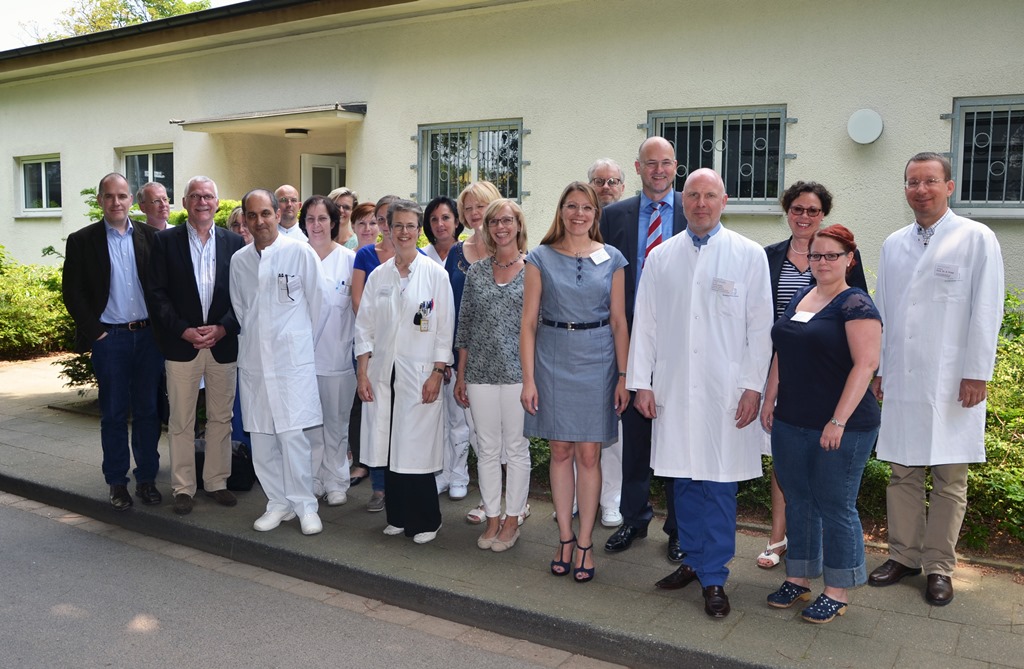 Das interdisziplinäre Team des Darmkrebszentrums im Krankenhaus Düren freut sich über die Zertifizierung durch die Deutsche Krebsgesellschaft. Das Dürener Krankenhaus ist die erste Klinik zwischen Köln und Aachen, die das OnkoZert-Siegel tragen darf.