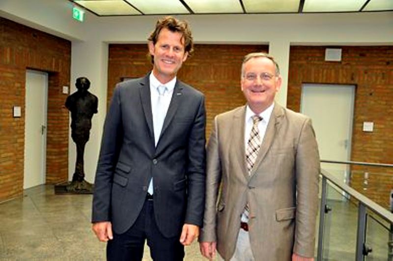 Bürgermeister Paul Larue begrüßte den neuen Schulleiter des Städtischen Rurtal-Gymnasiums, Dr. Werner Hickel, im Rathaus der Stadt Düren.