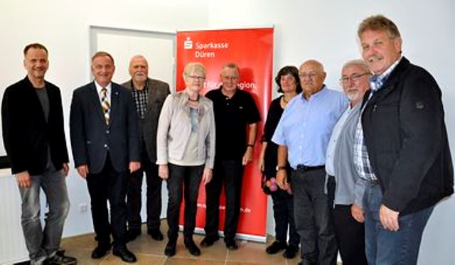 Unterstützt von der Sparkasse setzen sich Kulturbetriebsleiter Dieter Powitz (links), Martina Kämmerling vom Kulturbetrieb der Stadt (4. v. rechts), Bürgermeister Paul Larue sowie viele Vereins- sowie Bezirksausschuss-Mitglieder für die Seniorennachmittage in den Stadtteilen ein.