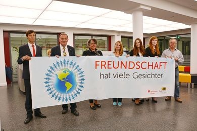 „Freundschaft hat viele Gesichter“ - Unterdiesem Motto stehen die diesjährigen Aktionen auf der Partnerschaftsmeile beim Dürener Stadtfest. Das Banner präsentieren (v.l.n.r.) Oliver Schmitz-Kramer (Sparkasse Düren), Bürgermeister Paul Larue, Sabine Briscot-Junkersdorf (Marketing Stadt Düren), Melanie Müller (Stadt Düren), Alina Nekrassov (CityMa e.V.), Tatjana Teply (CityMa e.V.) und Manfred Schall.