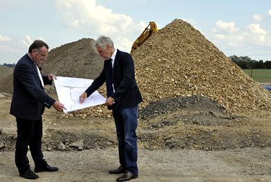 Bürgermeister Paul Larue und Heinrich Göbbels erläutern die Pläne zum geplanten interkommunalen Gewerbegebiet.