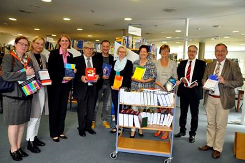 Große Freude über die 78 neuen Sachbücher in der Stadtbücherei Düren.