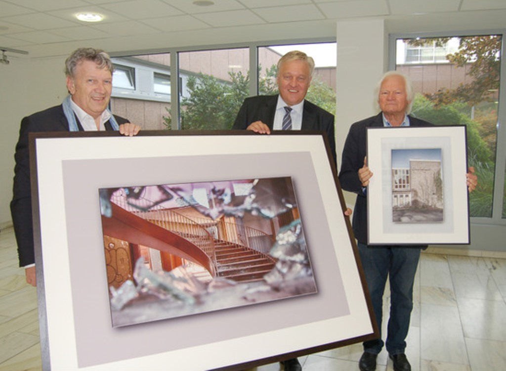 Landrat Wolfgang Spelthahn und Galerist Bernd Heidbüchel (r.) präsentieren mit Fotograf Jürgen Taeter (l.) zwei der Stadthallenbilder, die ab sofort zu den Öffnungszeiten des Kreishauses zu sehen sind. 