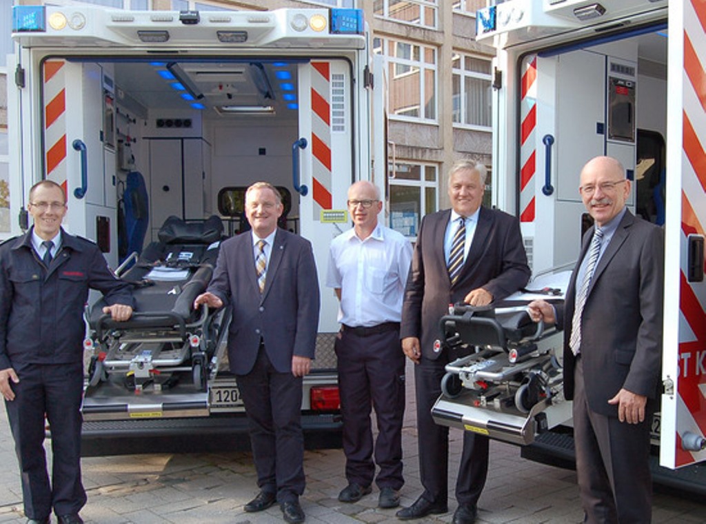 Dirk Karnstedt (v.l., Feuerwehr Düren), Bürgermeister Paul Larue, Heinz-Peter Salentin (RDKD), Landrat Wolfgang Spelthahn und RDKD-Vorstandssprecher Peter Kaptain stellten die ersten beiden neuen Rettungswagen vor, die vollkommen identisch ausgestattet sind. 