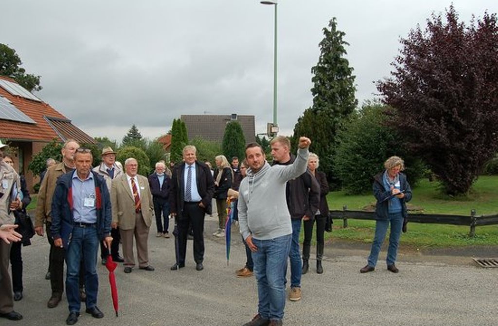 Hier begutachtet die Landesjury von "Unser Dorf hat Zukunft" Berzbuir. Mittlerweile hat sie allen vier Dörfern aus dem Kreis Düren eine Silbermedaille zugesprochen.