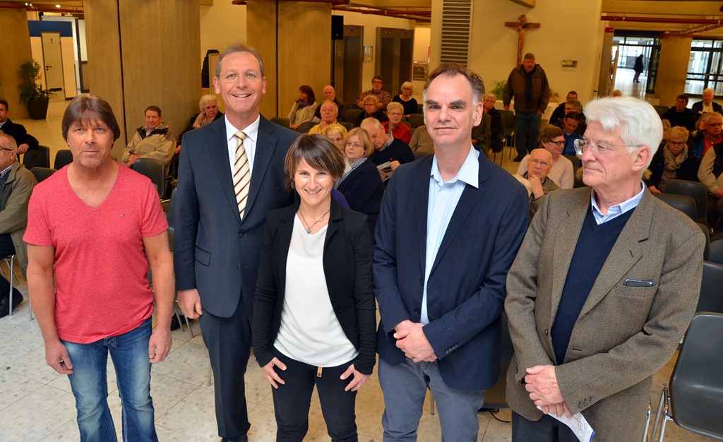 Sie informierten über „Neues und Bewährtes bei Verschleiß von Hüfte und Knie“ (von links): Martin Wüstenberg, Dr. Bertram Barden, Christiane Kraft, Dr. Michael Alefeld und Dr. Josef Georg Fitzek. Foto: Krankenhaus Düren