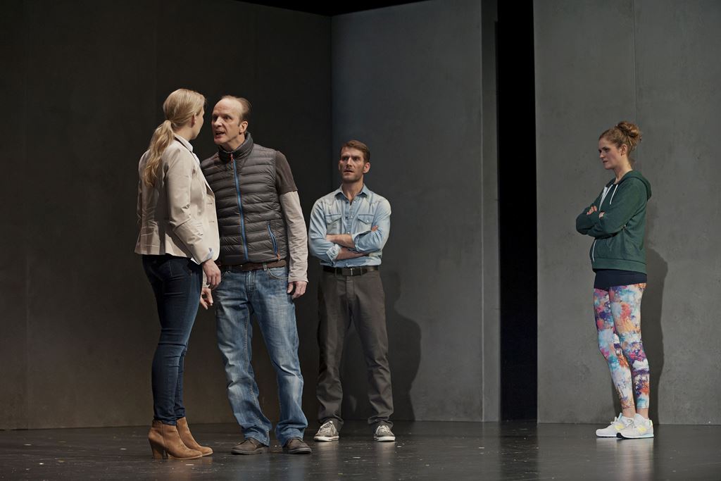 Foto: Szenenfoto mit Linda Riebau (Anna), Andreas Spaniol (Mario), Stefan Schleue (Paul) und Alina Wolff (Linda). Foto: Björn Hickmann/Stage picture