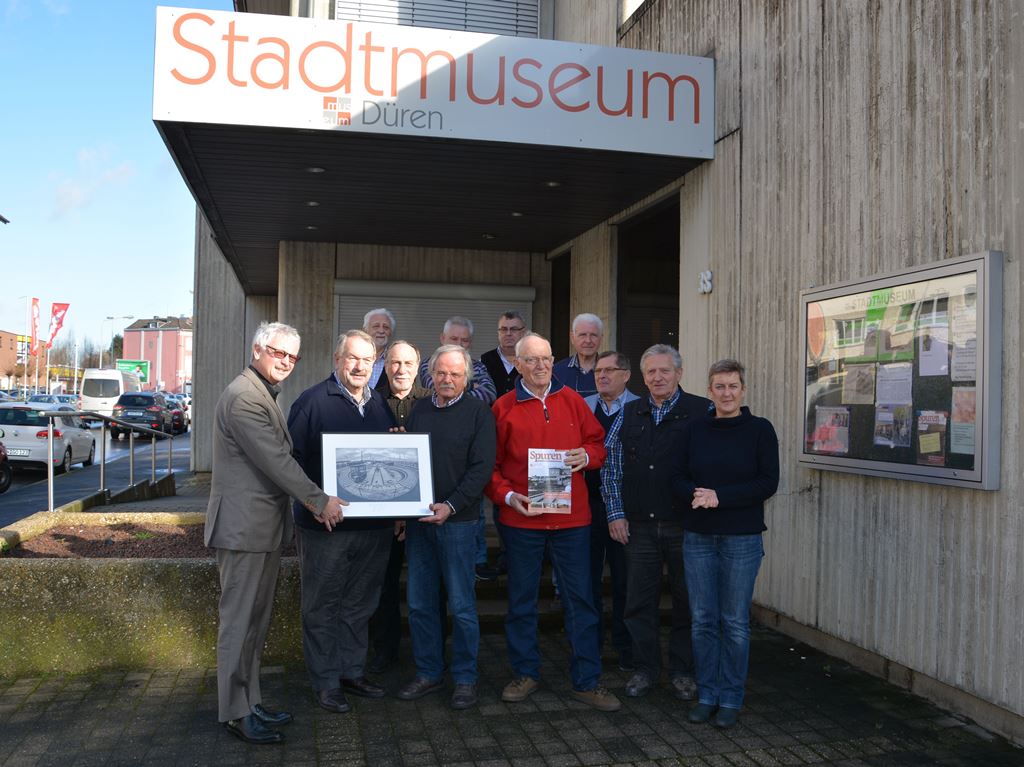 Als besonderes Dankeschön der Stadt überreichte Baudezernent Paul Zündorf (li.) ein Bild des Dürener Fotografen Jürgen Taeter von der restaurierten Drehscheibe.