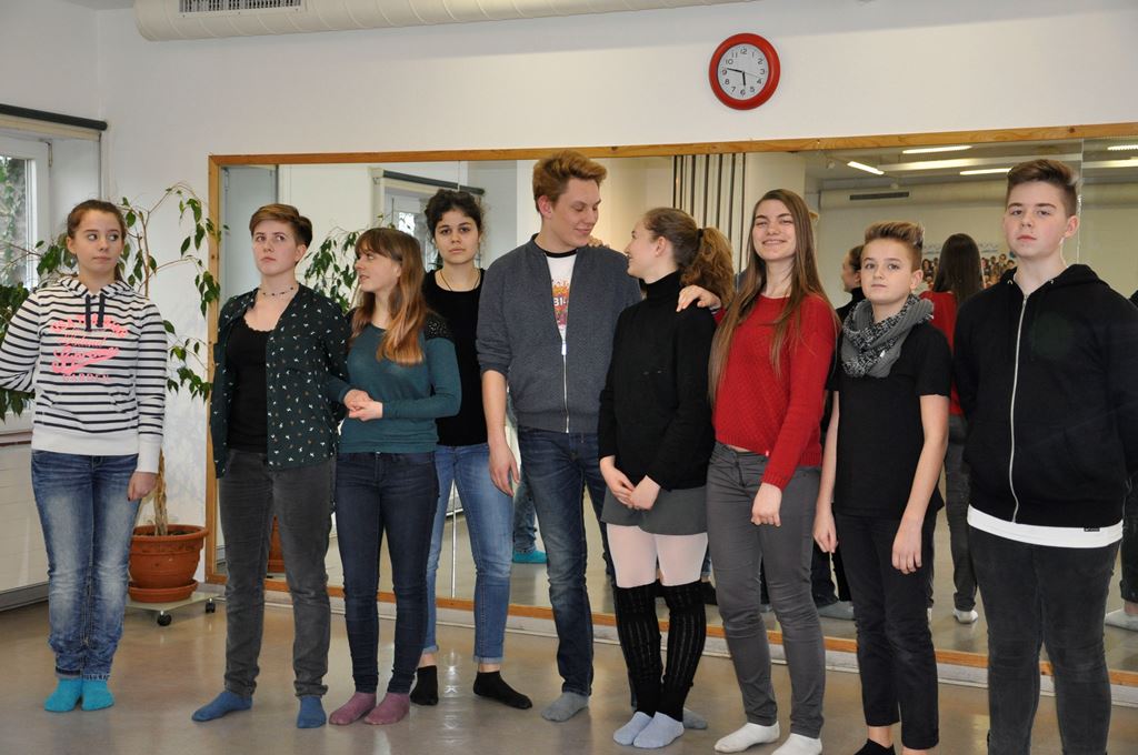 Foto: In Tableaus stellen die Mitglieder des Jungen Theaters Düren die Beziehungen der Personen zueinander in „Ein Stück Hamlet“ dar.