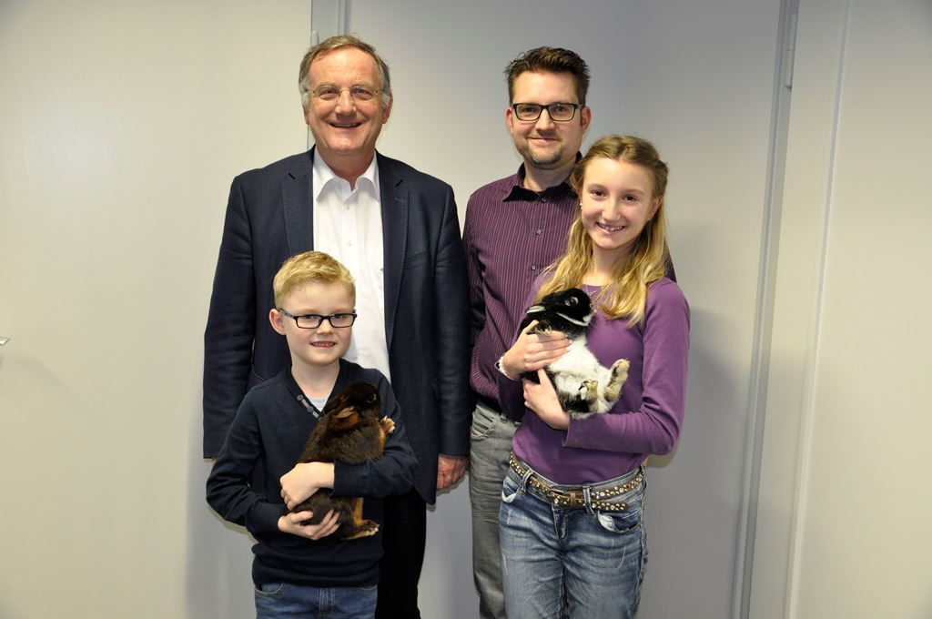 Foto: Lena und Finn Schumacher zeigten Bürgermeister Paul Larue ihren Gewin-ner-Kaninchen und Felix, das Lieblingskaninchen, das gerne Männchen macht.