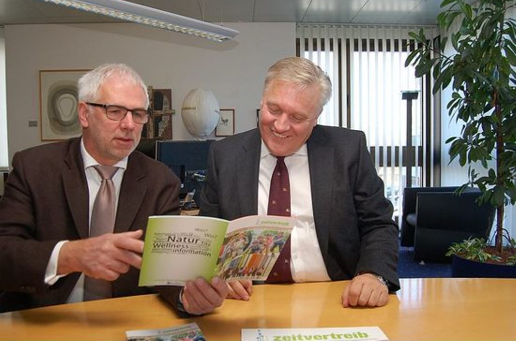 "Zeitvertreib im Tagesrhythmus": Erneut stellt Dr. Norbert Dreßen (l.) in seiner kostenlos erhältlichen Broschüre neben Ausflugszielen im Kreis Düren auch solche in der Städteregion und dem Kreis Heinsberg vor. Landrat Wolfgang Spelthahn (r.) ist überzeugt, dass auch die siebte Auflage des Hefts wieder viele Menschen zu Ausflügen in der Region animiert. 