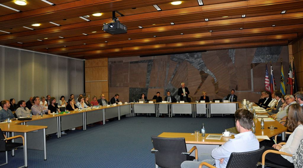 Foto: Paul Zündorf, Technischer Beigeordneter der Stadt Düren, begrüßte die Teilnehmerinnen und Teilnehmer beim Treffen des Preisgerichts und der 12 Landschaftsarchitekturbüros.