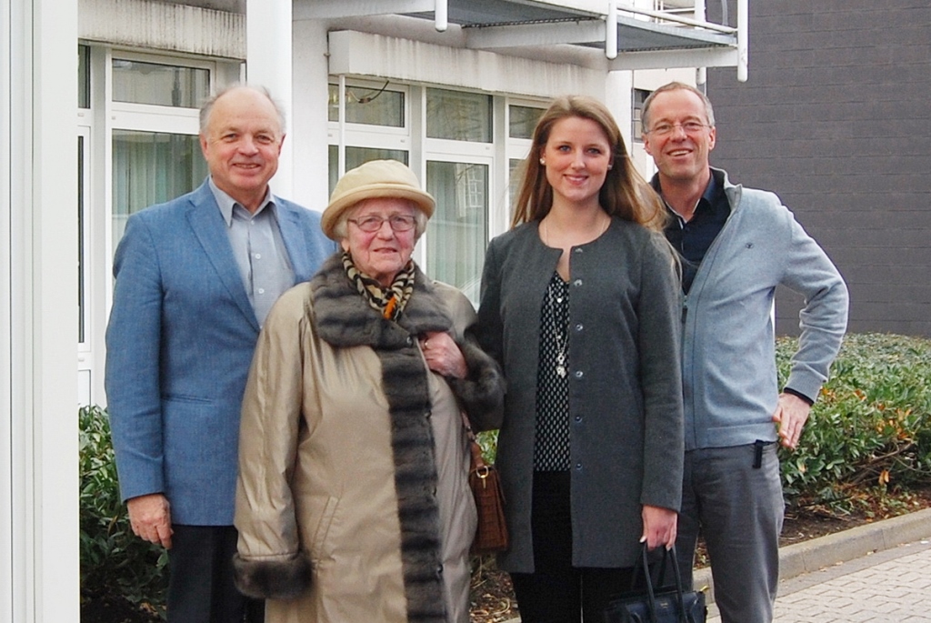 Fotos (© S. Freyaldenhoven) v.l.: Dr. med. Frank Wegner, Helga Merk, Verena Breuer und Dr. med. Ulrich Pohlmann (neuer Chefarzt der Kinderklinik)