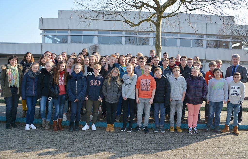 Vor dem Burgau-Gymnasium stellten sich die Schülerinnen und Schüler aus St. Armand-les-Eaux gemeinsam mit ihren Gastgebern, Schulleiter Dr. Arno Schneider (re.) und Carmen Heller-Macherey (5.v.l.), stellvertretende Bürgermeisterin der Stadt Düren, zum Erinnerungsfoto auf.