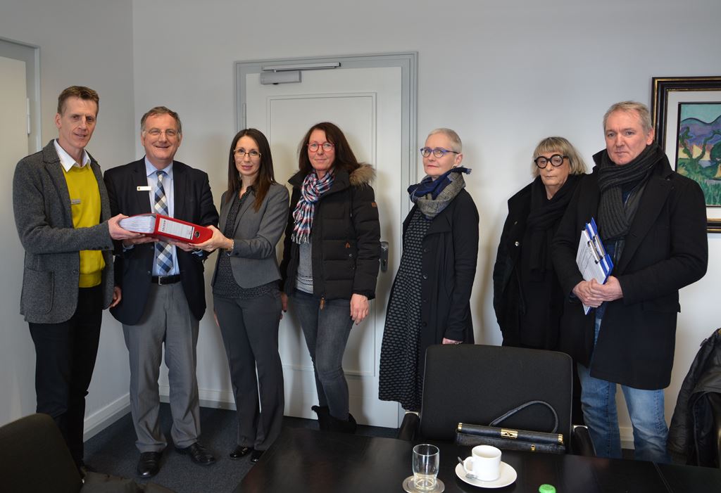 Bürgerbüro-Leiter Hans Jörg Feltes (li.) und Bürgermeister Paul Larue (2.v.l.) nehmen die Unterschriftlisten entgegen.