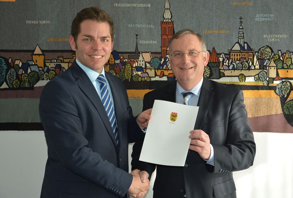 Bürgermeister Paul Larue (re.) überreicht Thomas Hissel (li.) die Ernennungsurkunde.