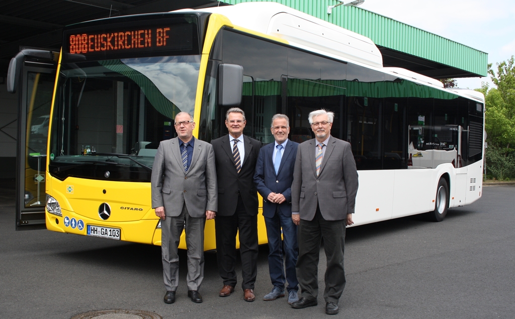 Äußerlich ist ein Bio-Erdgasbus durch den Tank auf dem Dach von einem Diesel-Bus zu unterscheiden. Unser Foto zeigt v.l. RVK-Geschäftsführer Eugen Puderbach, Landrat Günter Rosenke, Bürgermeister Dr. Uwe Friedl und SVE-Geschäftsführer Rainer Klein-Lüpke. © W. Andres / Kreis Euskirchen