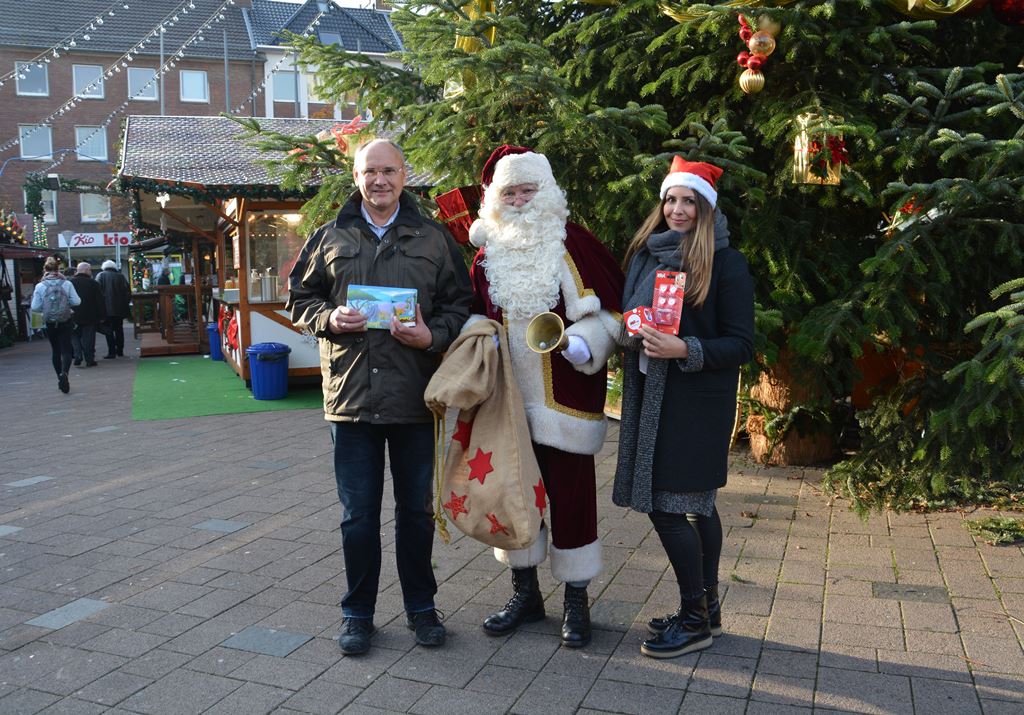 Foto: Mit tatkräftiger Unterstützung von Iliana Chanis (re.) und Frank Blumenthal (li.) von der Stadt Düren hat sich der Weihnachtsmann auf seine Besuche in Düren bestens vorbereitet.