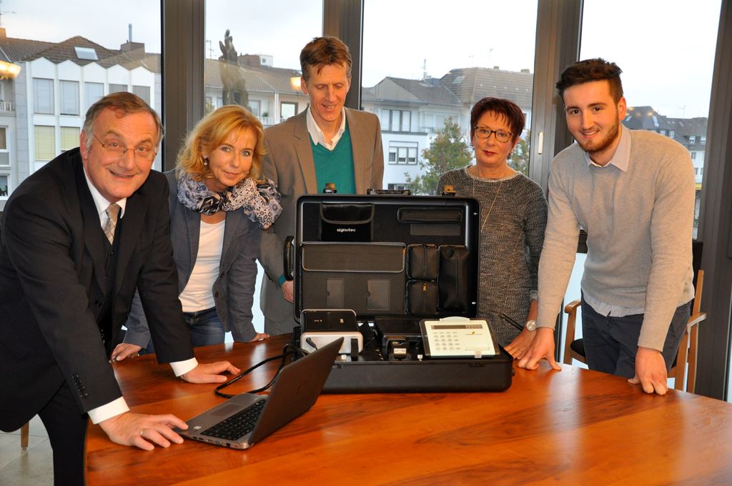 Foto: Von links: Bürgermeister Paul Larue, Dezernentin Christine Käuffer, Bürgerbüroleiter Hans-Jörg-Feltes, Renate Sanfleber und Martin Schmitz vom Bürgerbüro freuen sich, diesen neuen mobilen Service mit dem Bürgerkoffer anbieten zu können.