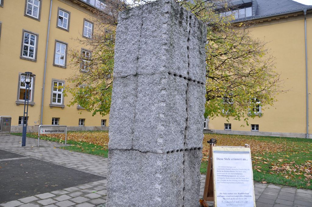 Rückriem-Stele vor dem Amtsgericht