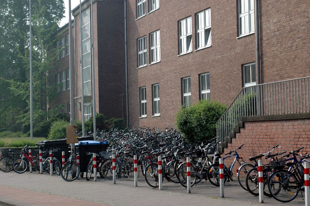 Fahrräder vor dem Stiftischen Gymnasium in Düren.