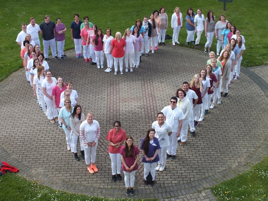 Foto2 (© M. Wilden): Schülerinnen und Schüler des Pflegebildungszentrums am St. Marien-Hospital Düren-Birkesdorf