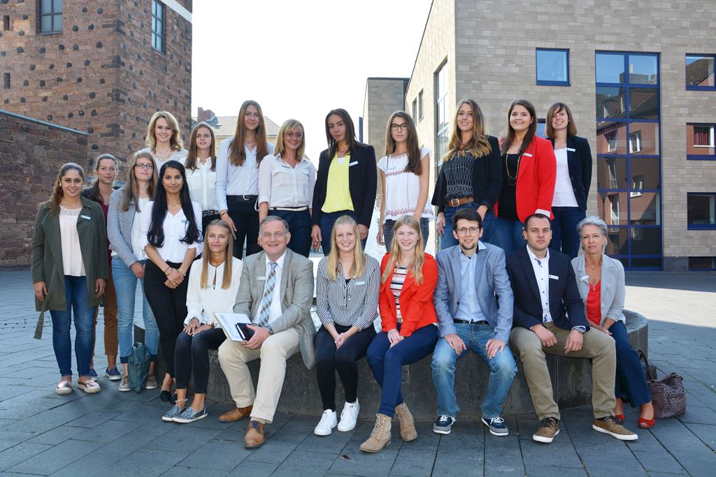 Bürgermeister Paul Larue (Bildmitte, sitzend)) begrüßte gemeinsam mit der Ausbildungsleiterin der Stadt, Henriette Beeck (re.) und ihrer Kollegin Tanja Reuter (hintere Reihe, rechts), die neuen Auszubildenden der Stadtverwaltung Düren.