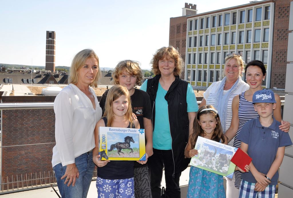 Foto:  Die strahlenden Gewinnerinnen des Luftballonwettbewerbs auf dem Kinder-kulturfest. 