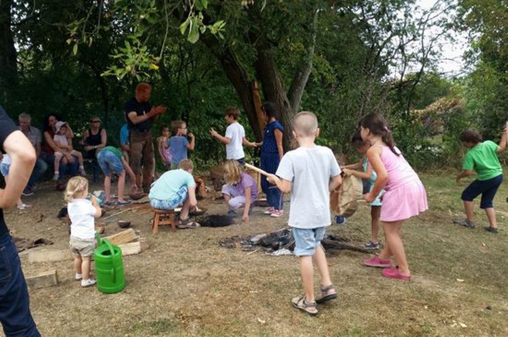 Auf dem Jugendzeltplatz Finkenheide zeigte Blumammu den Kindern, wie die Menschen in der Steinzeit gelebt haben. 