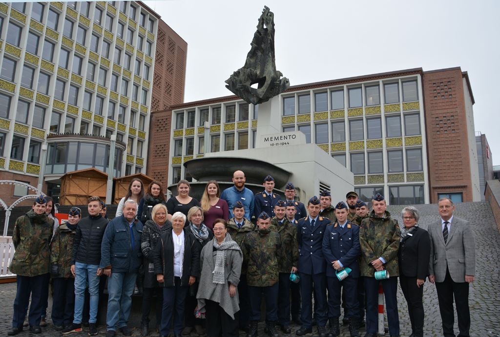 Bürgermeister Paul Larue (re.) dankte den Soldatinnen und Soldaten des Taktischen Luftwaffengeschwaders 31 „Boelcke“, den Vertreterinnen der St. Anna Schützenbruderschaft Berzbuir und den Auszubildenden der Stadtverwaltung Düren für die Unterstützung bei der diesjährigen Haus- und Straßensammlung des Volksbundes Deutsche Kriegsgräberfürsorge.