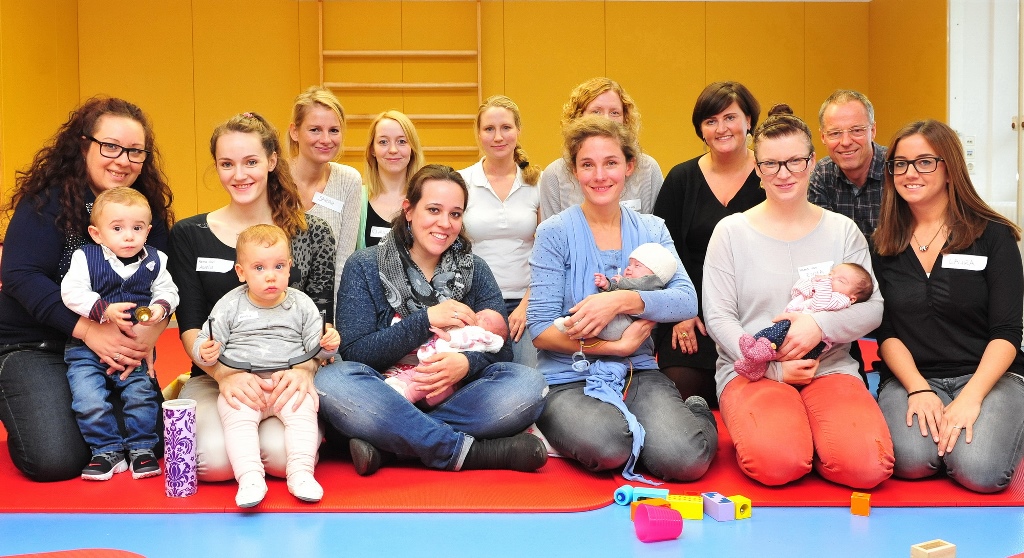 Foto (© K. Erdem): Birkesdorfer Frühchentreff – Mütter, Kinder und Fachleute aus dem Kinderzentrum des St. Marien-Hospitals in Düren-Birkesdorf