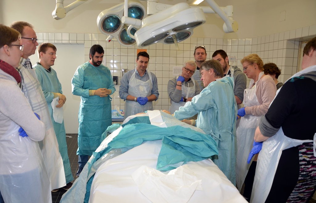  Das akute Abdomen stand im Mittelpunkt des 7. Dürener Anästhesie Symposiums. 120 Teilnehmer aus ganz Deutschland befassten sich in Theorie und Praxis mit einer der großen Herausforderungen für die Notfallmedizin. Foto: Krankenhaus Düren 