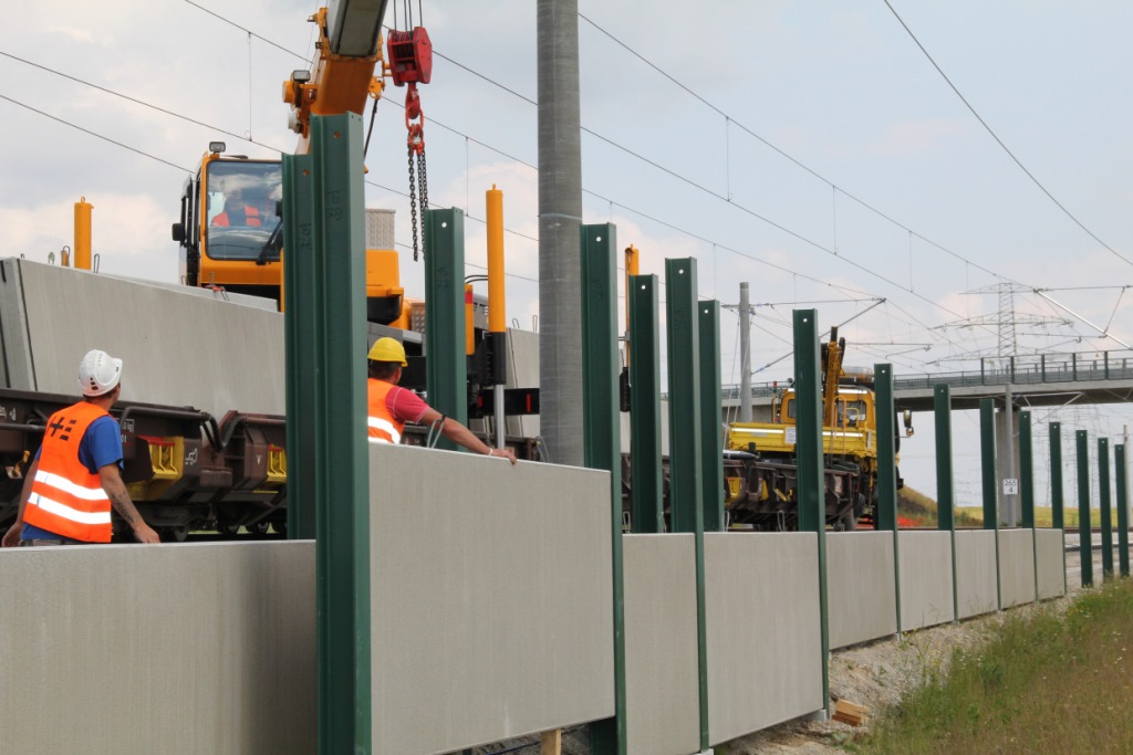 Frank Kniestedt / Deutsche Bahn AG - Installation von Lärmschutzwänden