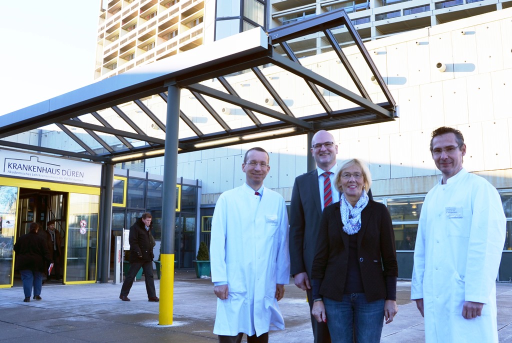 Priv.-Doz. Dr. Christof Börgermann (r.) und Prof. Dr. Andreas Kopp (l.) bilden die neue Ärztliche Direktion des Krankenhauses Düren. Die Aufsichtsratsvorsitzende Liesel Koschorreck und Geschäftsführer Dr. Gereon Blum freuen sich auf die Zusammenarbeit. Foto: Krankenhaus Düren 