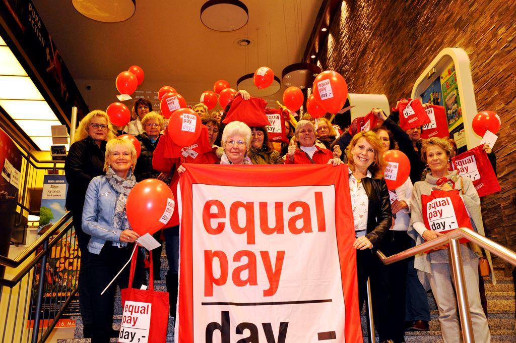 Am Internationalen Frauentag wiesen Dürenerinnen mit Luftballons, bedruckten Taschen und einem Transparent auf den „Equal Pay Day“ am 18. März hin.