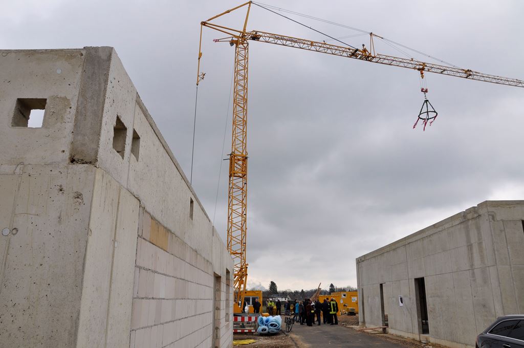 Am Baukran wehte der Richtkranz über der neuen Rettungswache West.